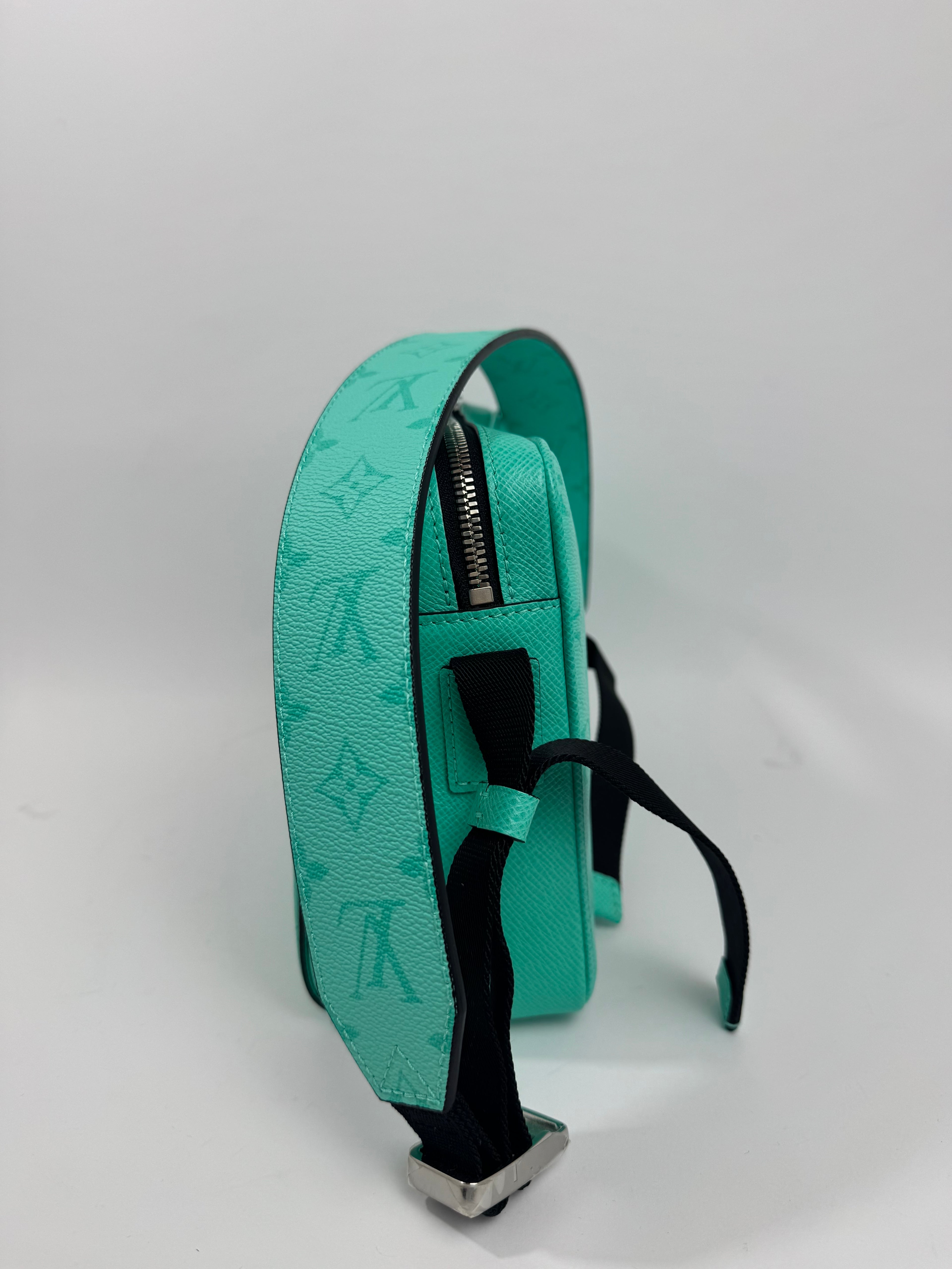 Louis Vuitton outdoor Messenger