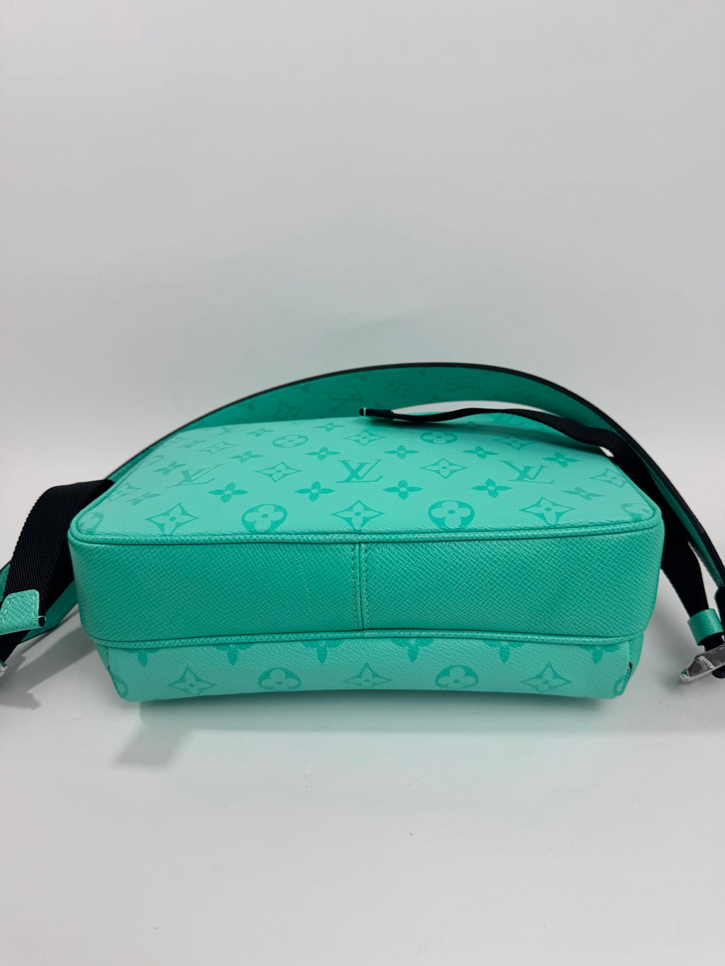 Louis Vuitton outdoor Messenger