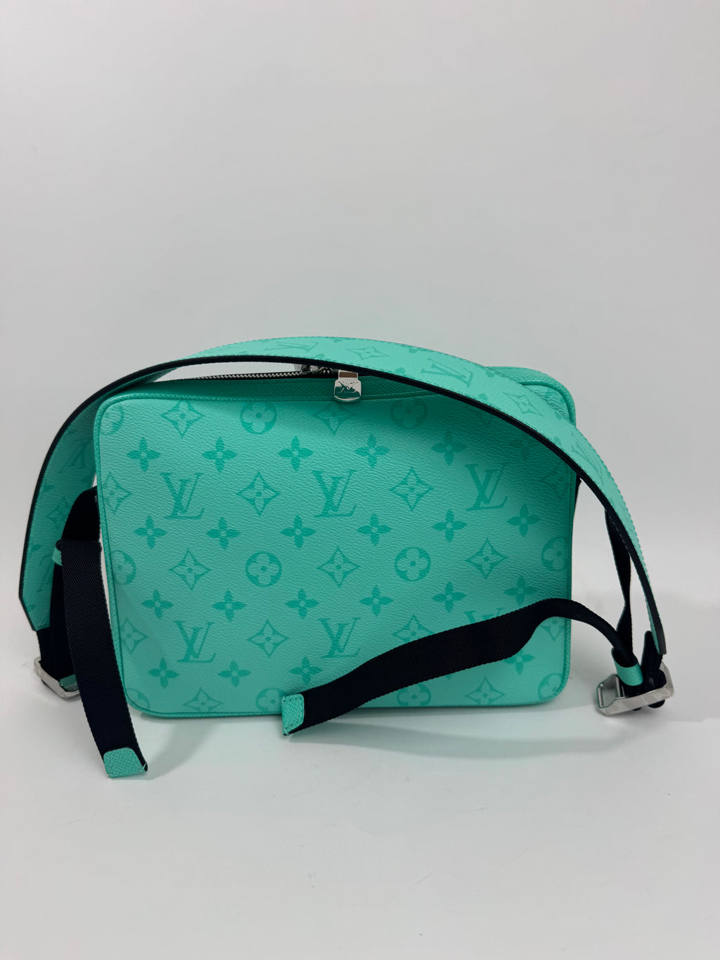 Louis Vuitton outdoor Messenger